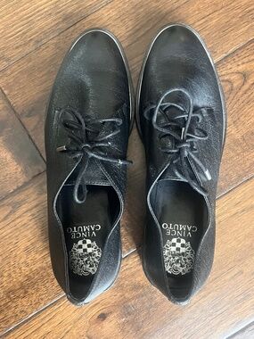 Vince Camuto Women's black Oxford lace up shoes.